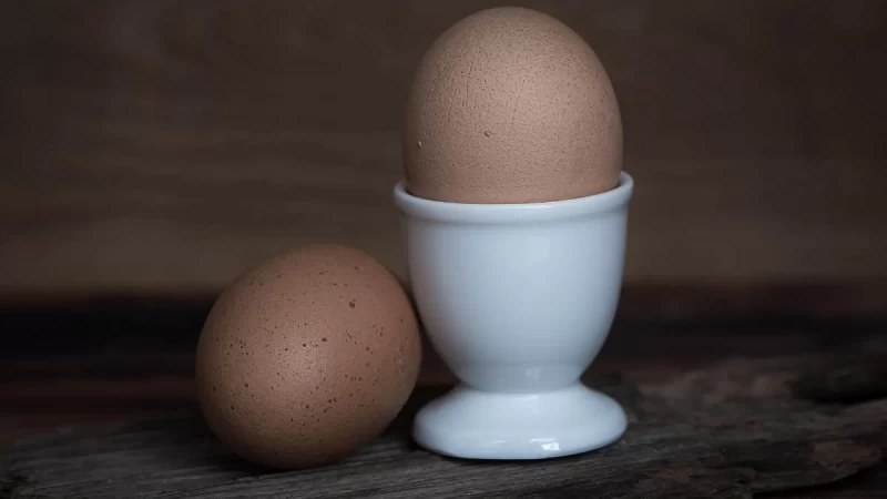 Ρίξε λίγη μαγειρική σόδα την ώρα που βράζεις αυγό - Απίστευτο αυτό που θα συμβεί μόλις σβήσεις το μάτι