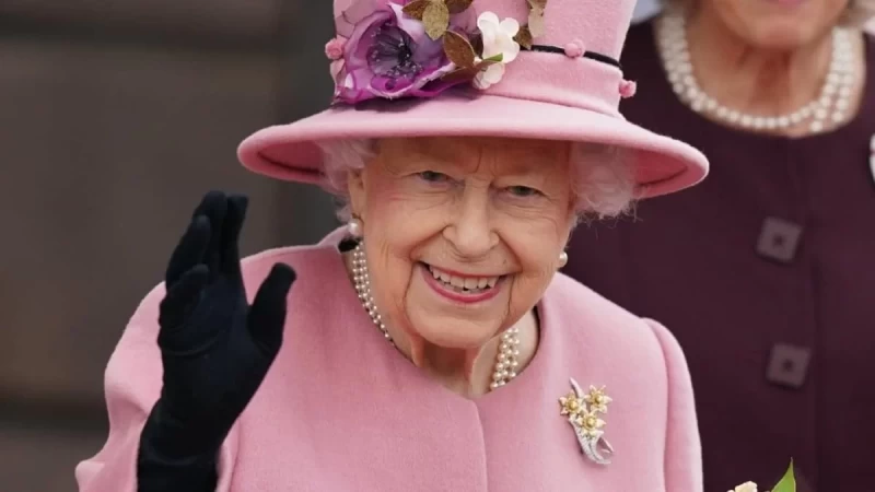 Το αγαπημένο βερνίκι της Βασίλισσας Ελισάβετ κοστίζει μόνο 7,45 ευρώ και μπορείς να το βρεις στα περισσότερα μαγαζιά καλλυντικών