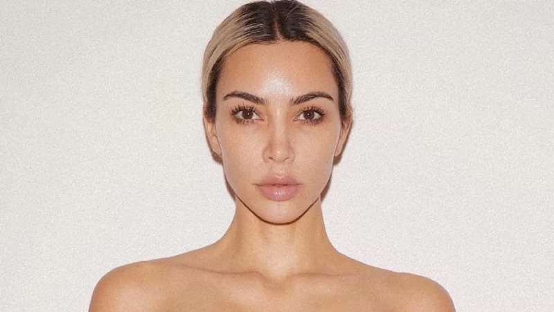 Η Kim Kardashian είναι το νέο πρόσωπο του οίκου Balenciaga: To φόρεμα από ζώνες που συγκλόνισε το Instagram