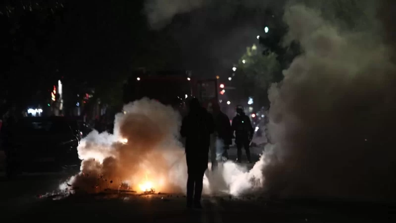 Φωτιές στο Σχιστό Κορυδαλλού από Ρομά - Πετούν αντικείμενα στους αστυνομικούς