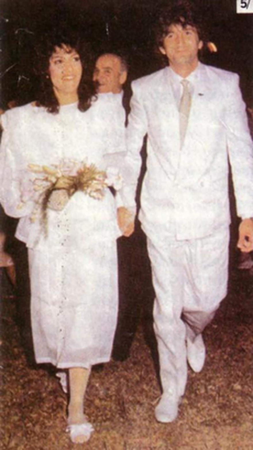 Φωτογραφία με την Άννα Βίσση ντυμένη νύφη στο πλευρό του Νίκου Καρβέλα