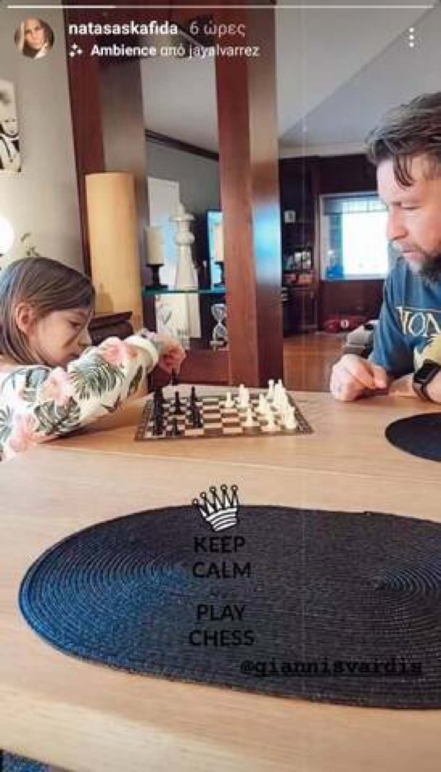 Ο Γιάννης Βαρδής παίζει σκάκι με την κόρη του