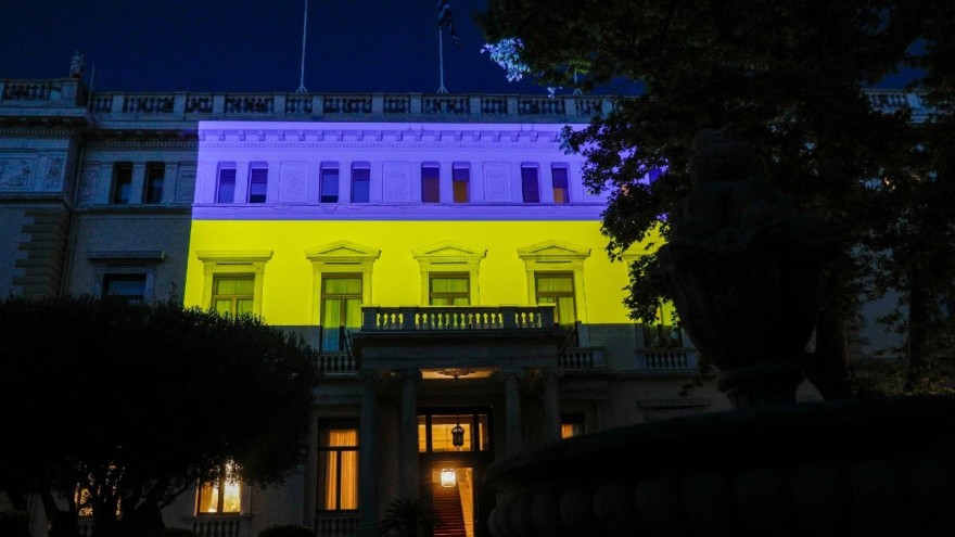 Η φωταγώγηση του προεδρικού μεγάρου στα χρώματα της Ουκρανίας