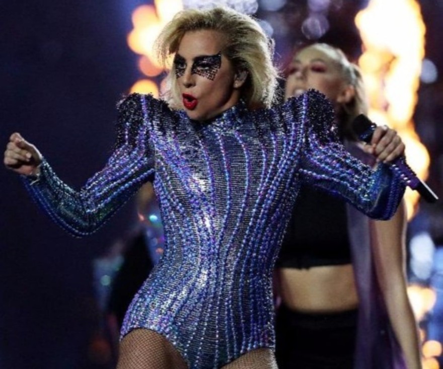 Η Lady Gaga στην εμφάνιση που προκάλεσε κριτικές