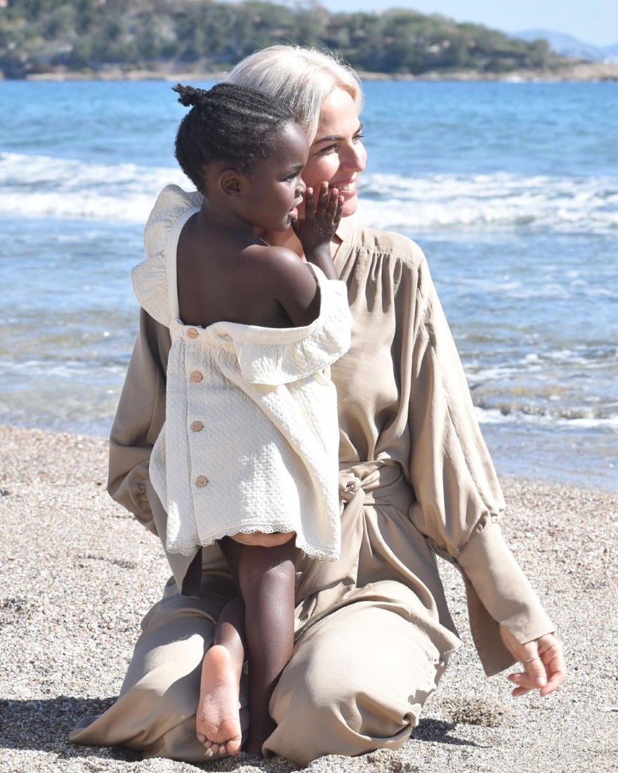 Η αγκαλιά της Ada με τη μαμά της Χριστίνα Κοντοβά για τα γενέθλια της μικρής