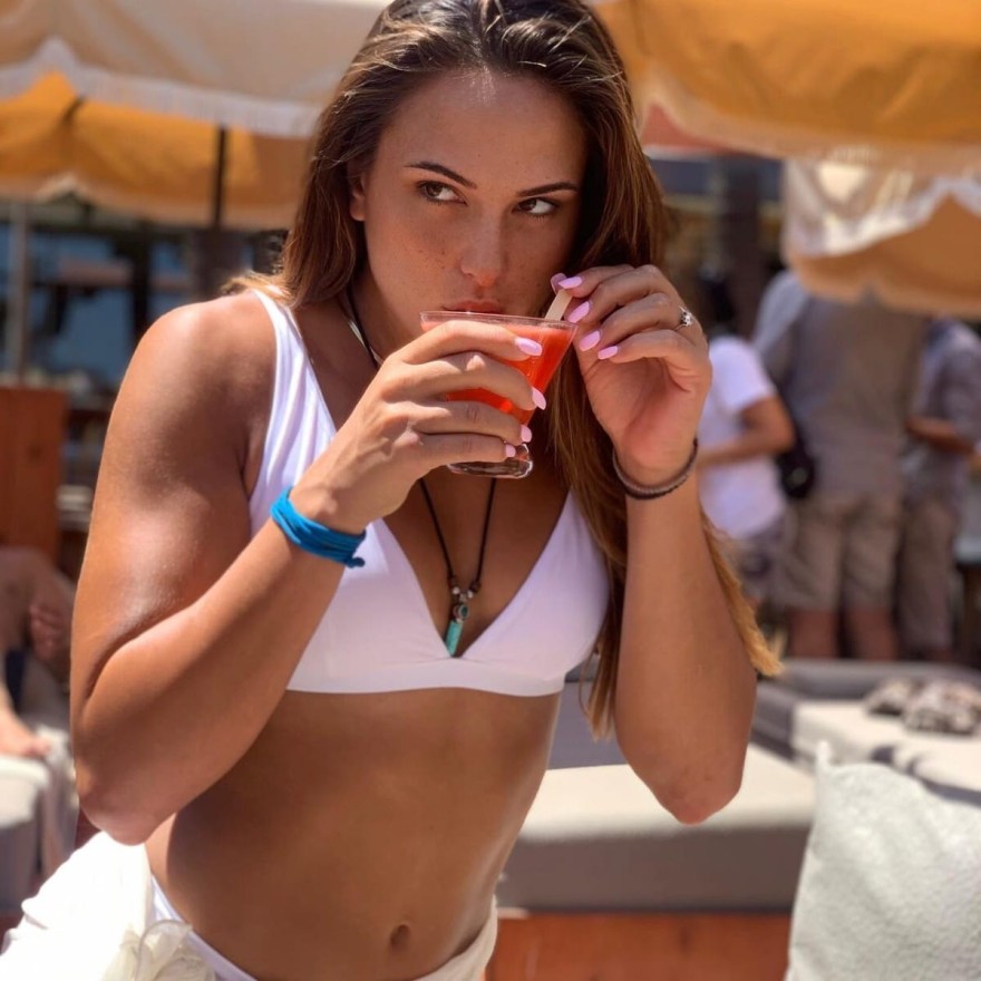 Η Ασημίνα Χατζηανδρέου πίνει κοκτέιλ σε παραλία