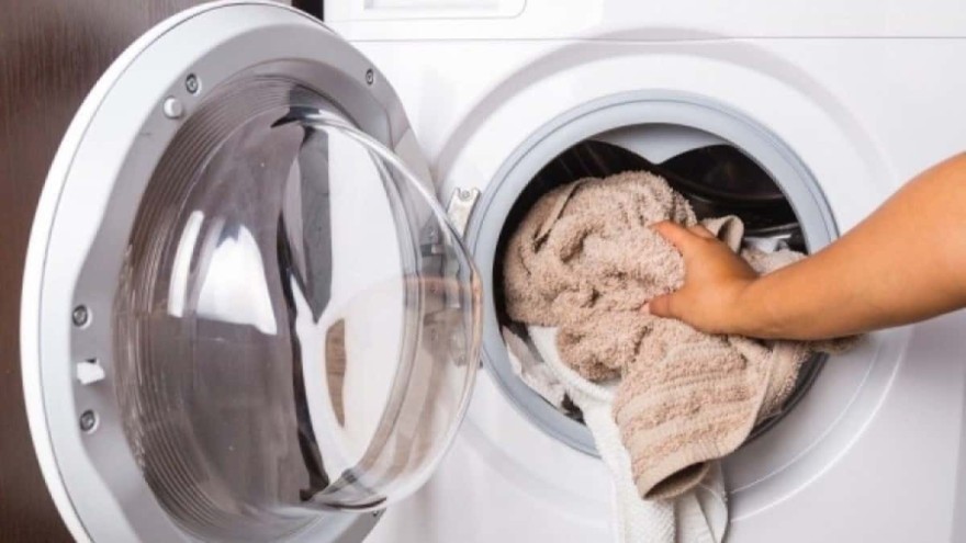 Ρίξτε 5 ασπιρίνες στο πλυντήριο ρούχων