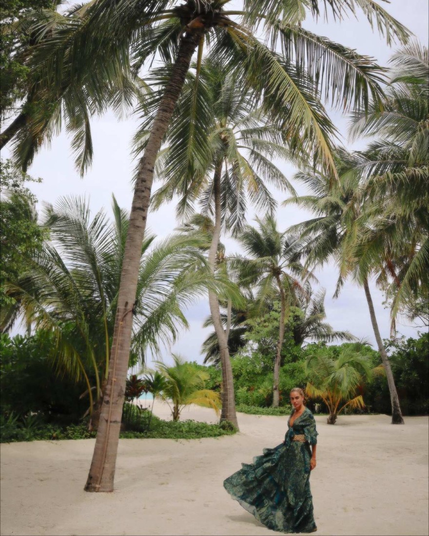Η Κόνι Μεταξά με εξωτικό λουκ σε παραλία στις Μαλδίβες
