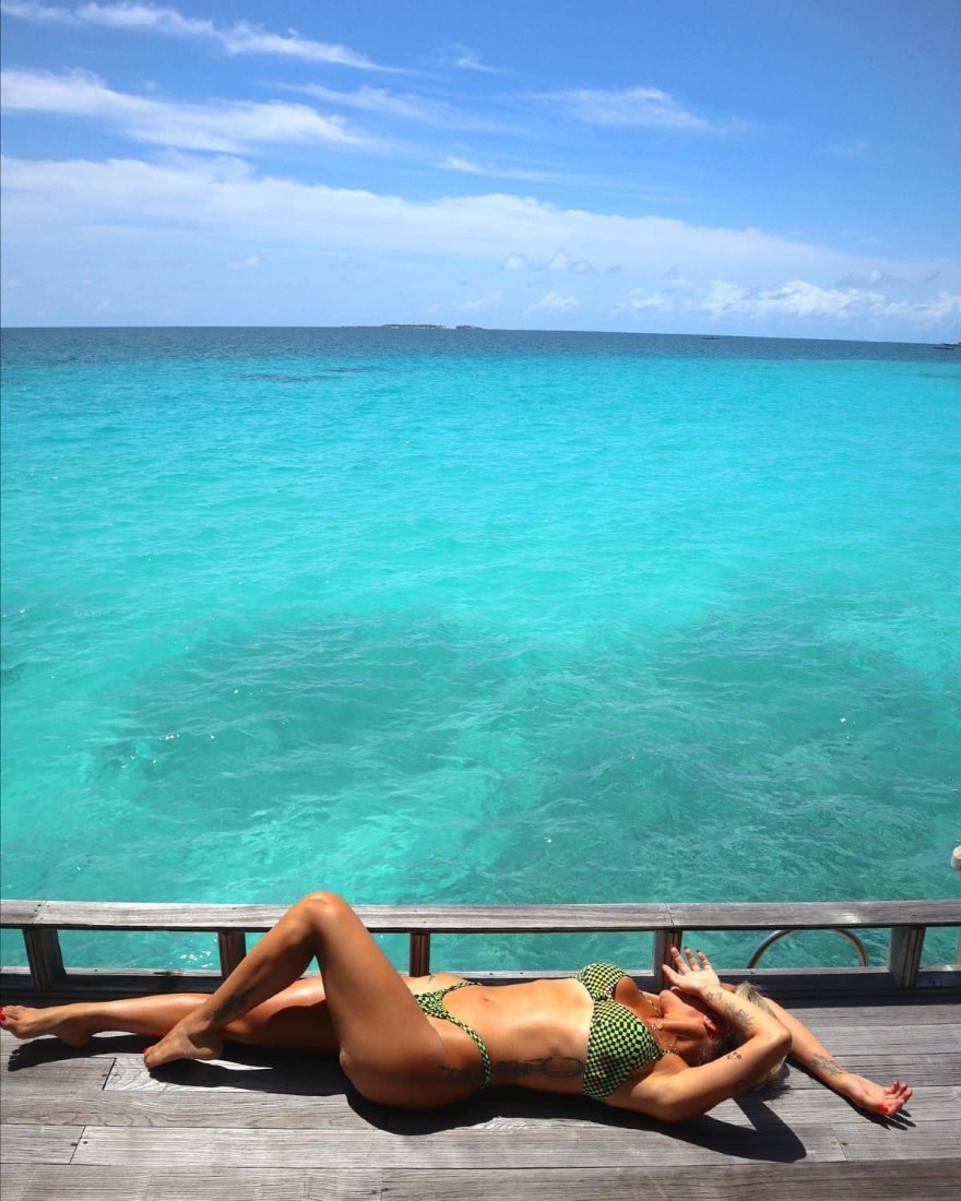 Η Κόνι Μεταξά ποζάρει ξαπλωμένη μπροστά από τα κρυστάλλινα νερά των Μαλδιβών