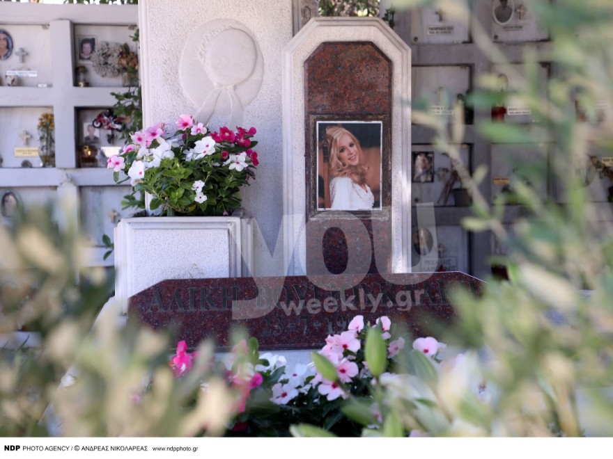 Φωτογραφίες από τον τάφο της Βουγιουκλάκη στο μνημόσυνο για τα γενέθλιά της 