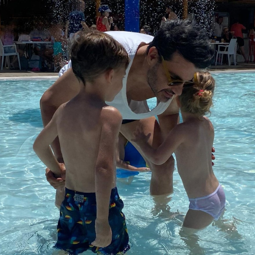 Ο Παντελής Τουτουντζής με τα παιδιά του σε πισίνα