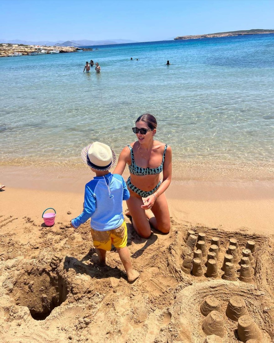 Η Σταματίνα Τσιμτσιλή με το γιο της έφτιαξαν καστράκια στην άμμο