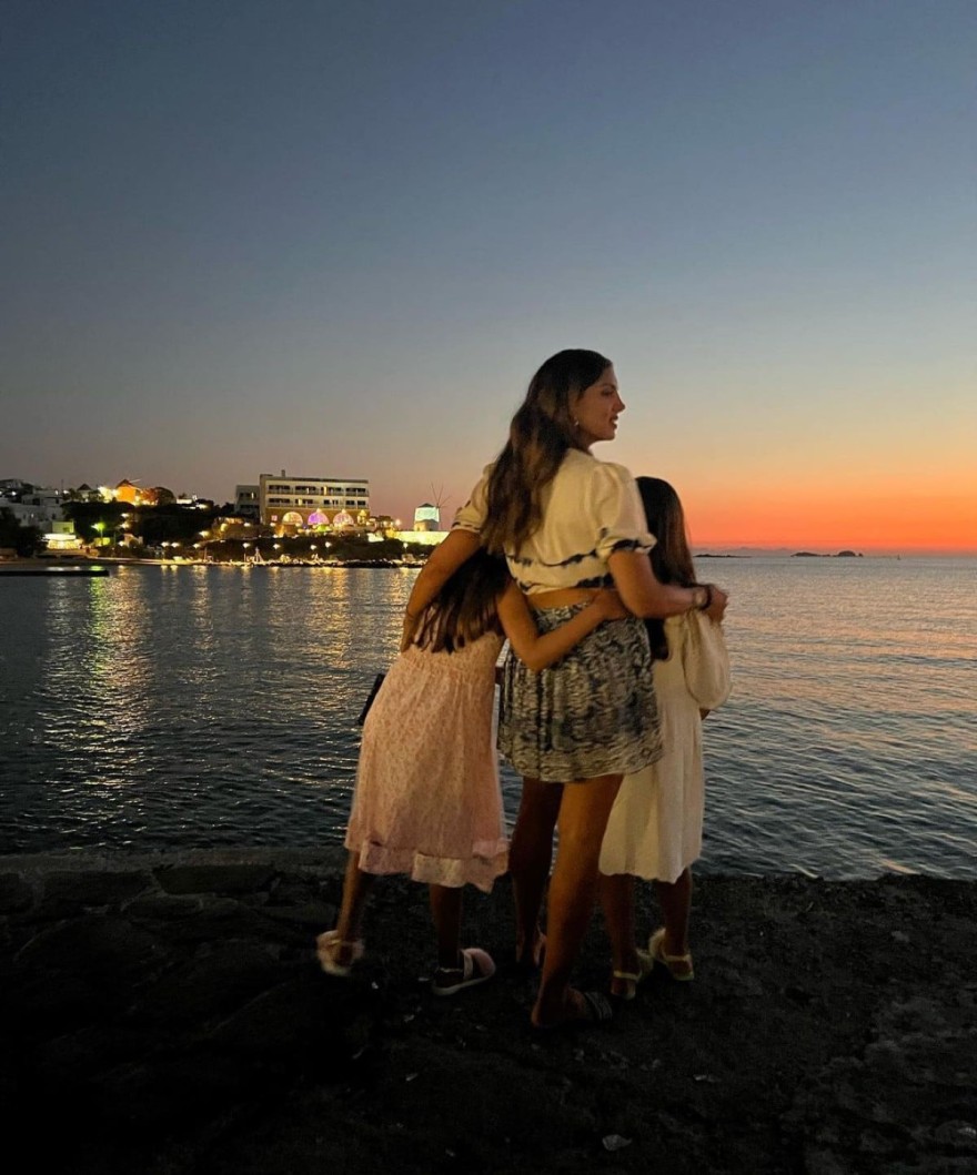 Η Σταματίνα Τσιμτσιλή και οι κόρες της κόντρα στο ηλιοβασίλεμα