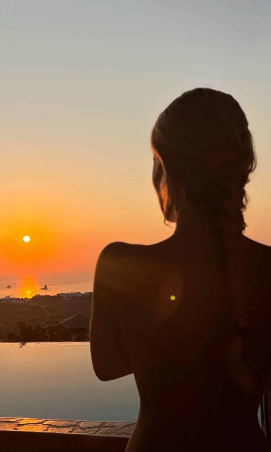 Η topless ανάρτηση της Καινούργιου που 'έριξε' το Instagram