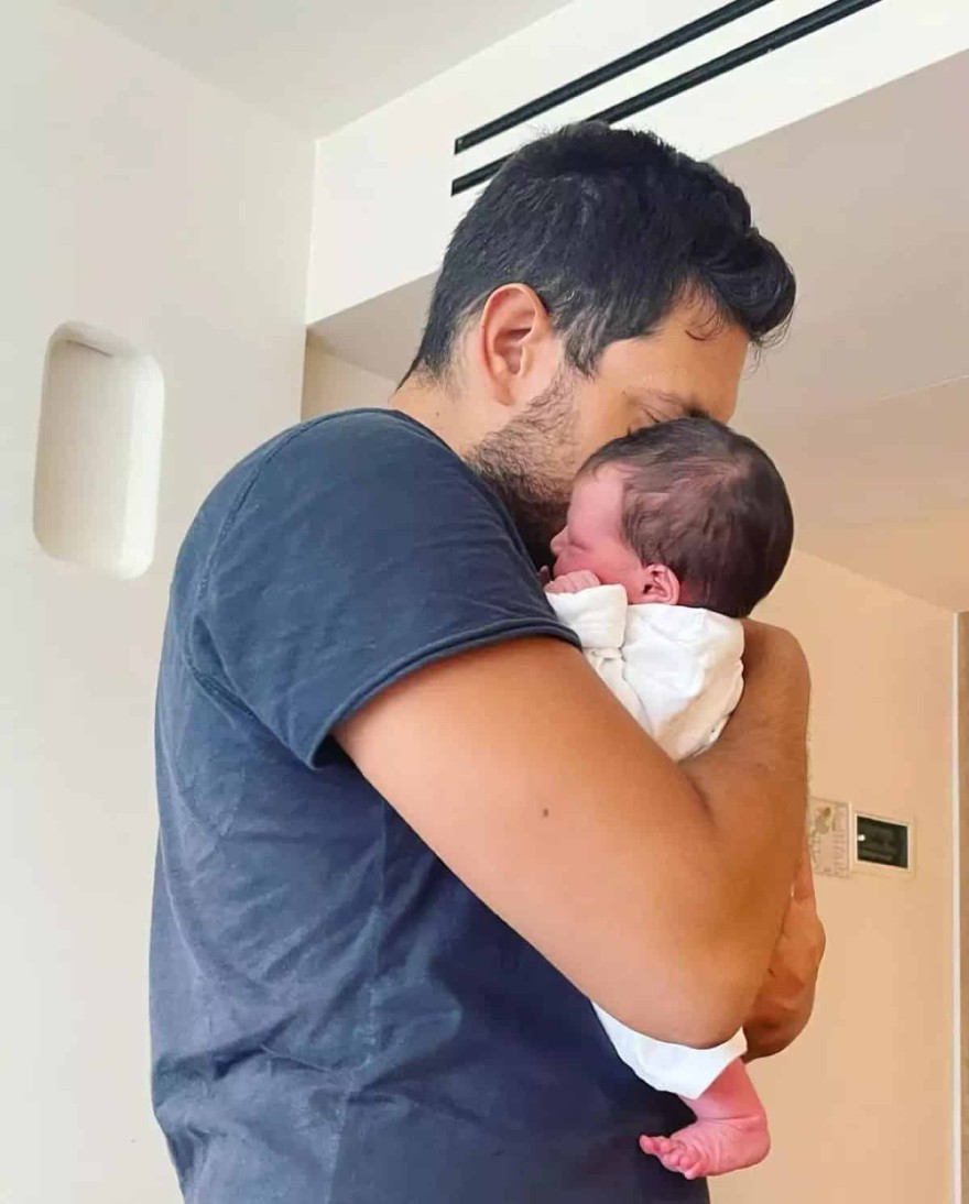 Ο Κωνσταντίνος Κυρανάκης αγκαλιά με τη νεογέννητη κόρη του