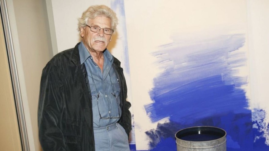 Ο μεγάλος καλλιτέχνης Κώστας Τσόκλης μπροστά από ένα έργο του
