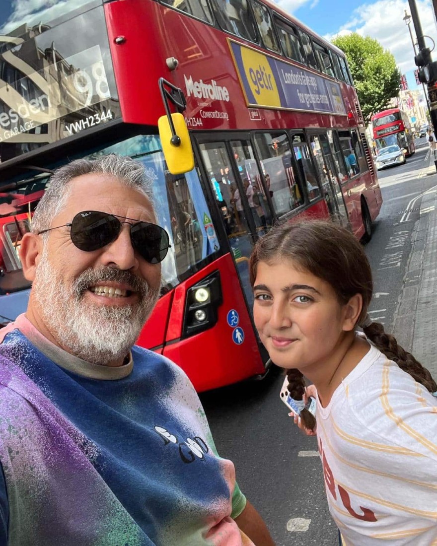 Ο Κούλλης Νικολάου με την κόρη του στο Λονδίνο