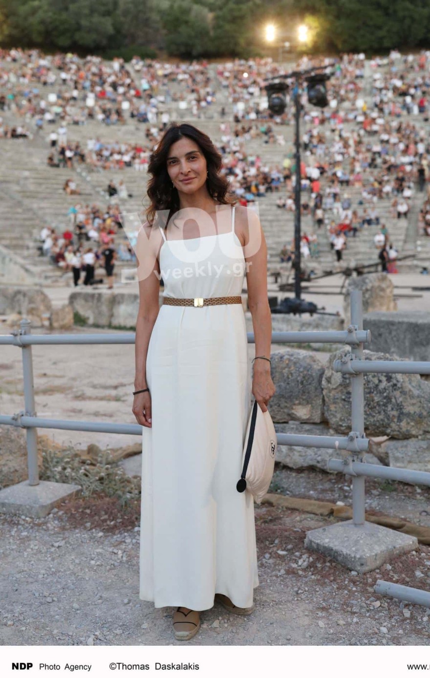 Η Αντιγόνη Κουλουκάκου με εντυπωσιακό μάξι λευκό φόρεμα στην Επίδαυρο