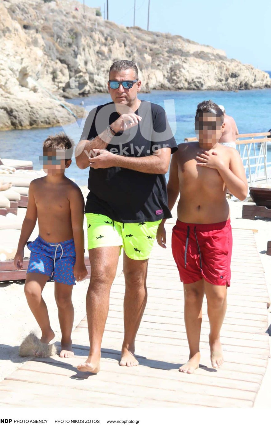 Ο Γιώργος Λιάγκας σε καλοκαιρινό στιγμιότυπο με τους δυο γιους του στη Μύκονο