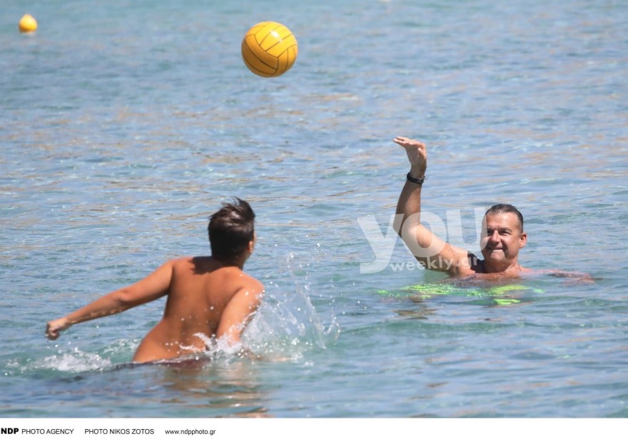 Ο Γιώργος Λιάγκας παίζει πόλο με τους γιους του στη θάλασσα