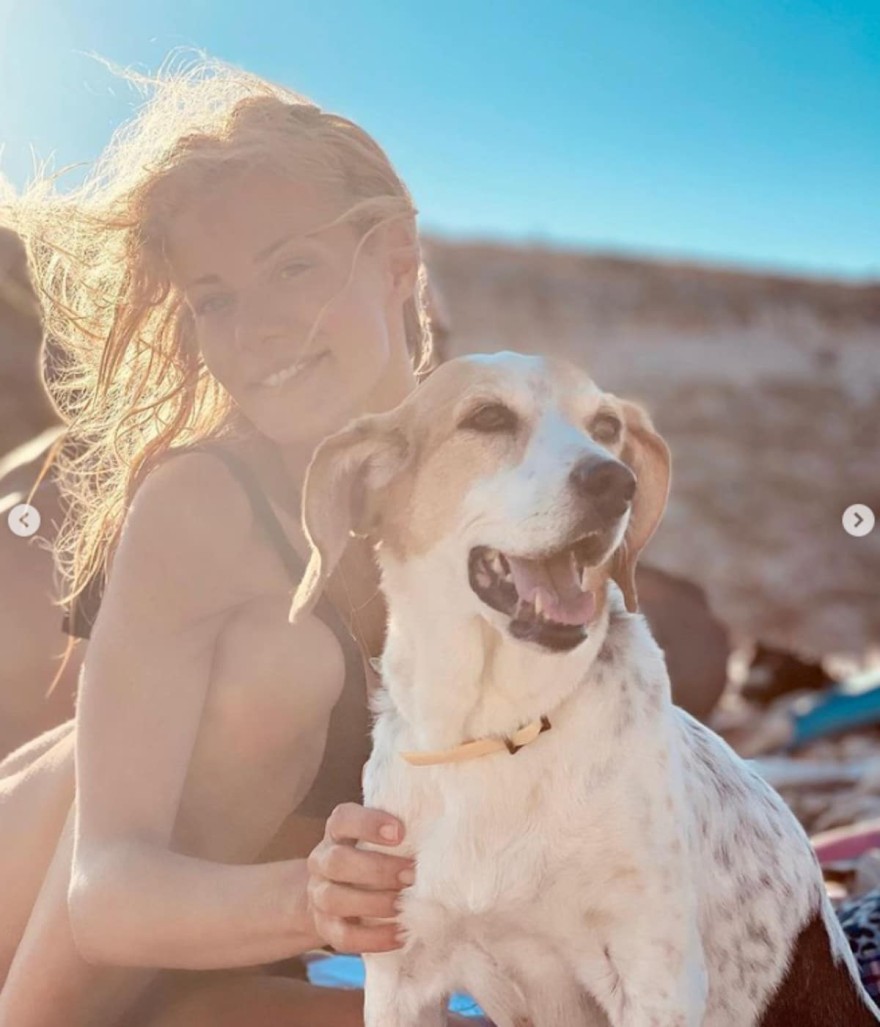 Οι φωτογραφίες της Ζέτας Μακρυπούλια με την σκυλίτσα της στην θάλασσα