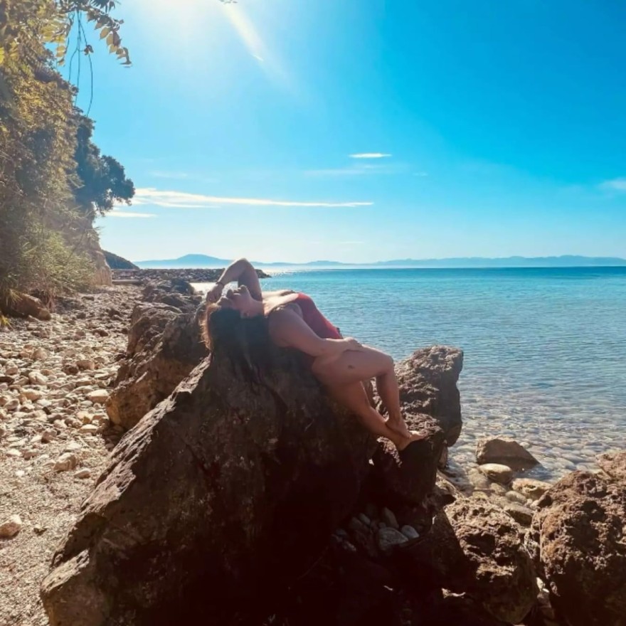 Η φωτογραφία της Δανάης Μπάρκα με μαγιό και ξαπλωμένη στα βράχια 