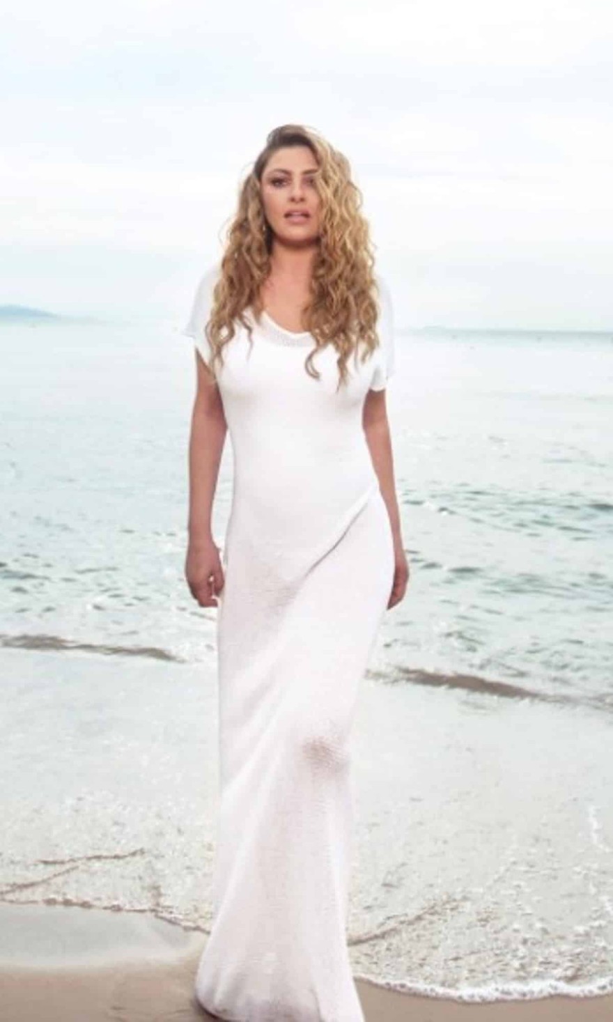 Πιο αδυνατισμένη από ποτέ η Παπαρίζου με λευκό κολλητό φόρεμα