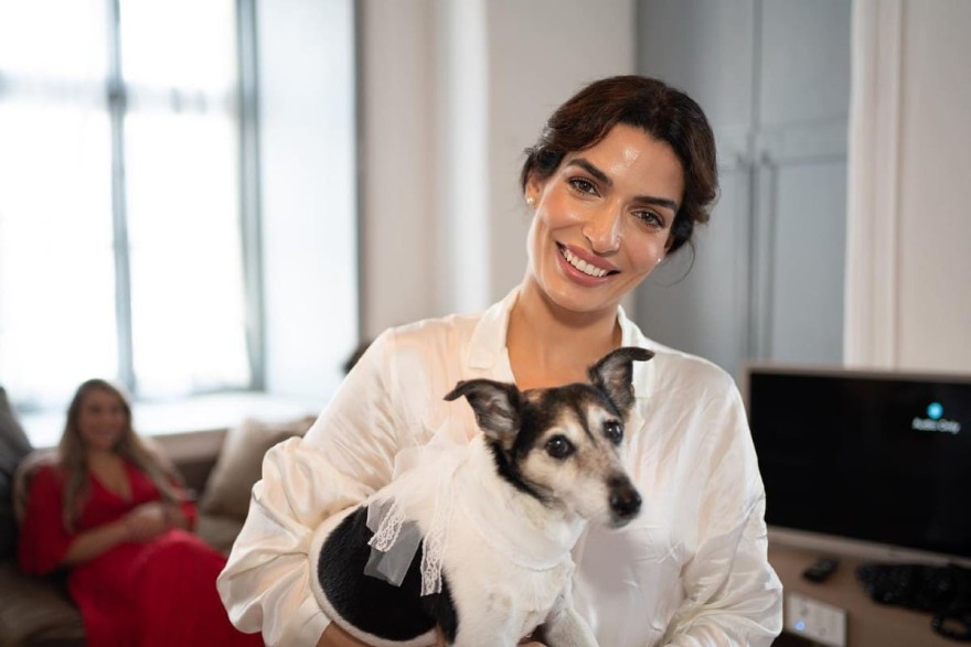 Η Τόνια Σωτηροπούλου με τη σκυλίτσα της Στέλλα