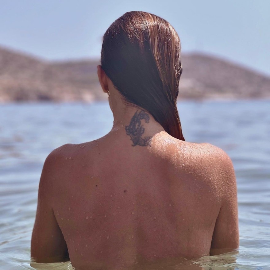 Το τατουάζ στην πλάτη της Χριστίνας Κολέτσα