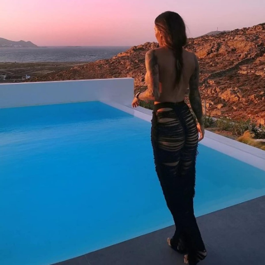 Topless με φούστα με κοψίματα που αναδεικνύουν την πίσω όψη της η Ραμόνα Μοροσάνου