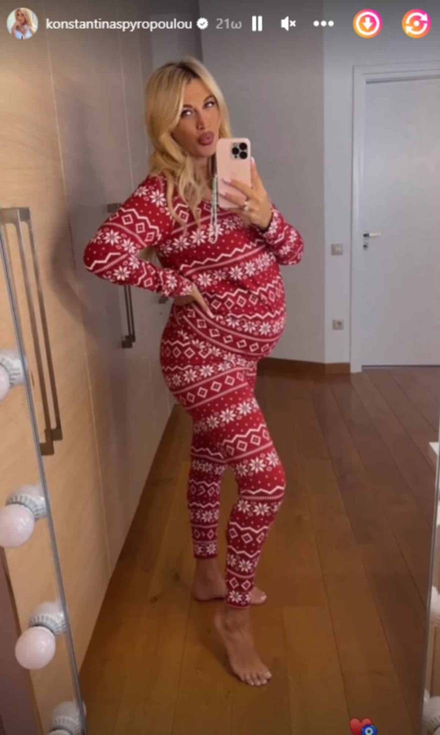 Η φωτογραφία της εγκυμονούσας Κωνσταντίνας Σπυροπούλου στον καθρέφτη 