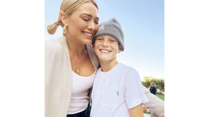 Η δηµοφιλής τραγουδίστρια και ηθοποιός, Hilary Duff, µαζί µε τον 10χρονο γιο της Luca