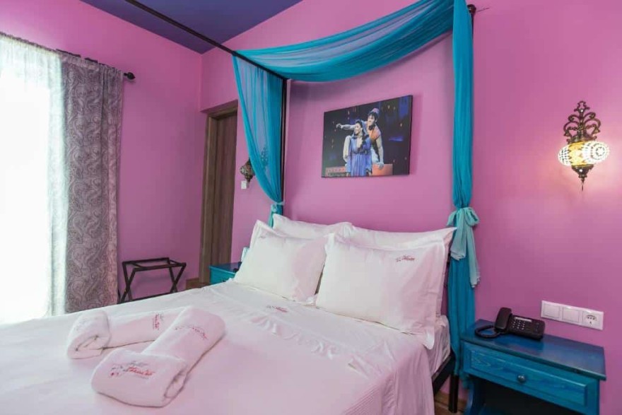 Theatro Hotel Odysseon: Το ξενοδοχείο που κάθε δωμάτιό του είναι εμπνευσμένο από ένα διάσημο θεατρικό έργο