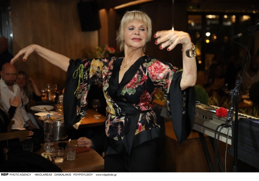 Στα 79 της βάζει κάτω 20αρες - Ο ξέφρενος χορός της Μαρίας Ιωαννίδου σε νυχτερινό μαγαζί