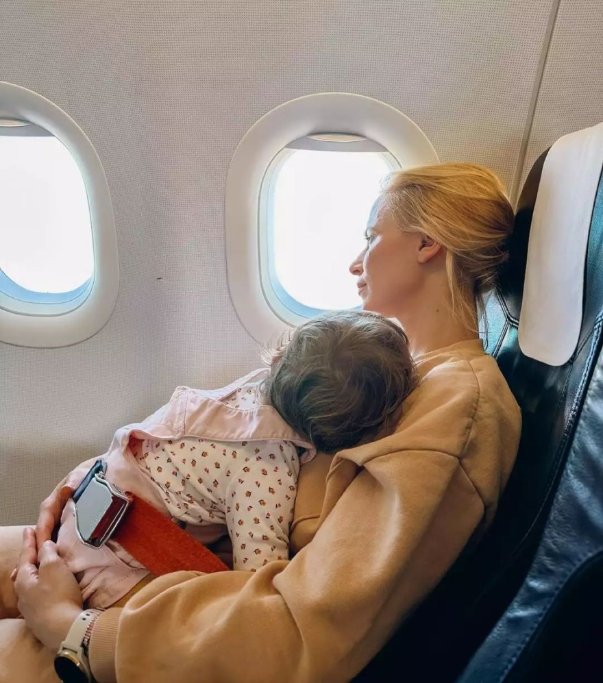Η ανάρτηση της Νάντια Μπουλέ με την κόρη της στο αεροπλάνο