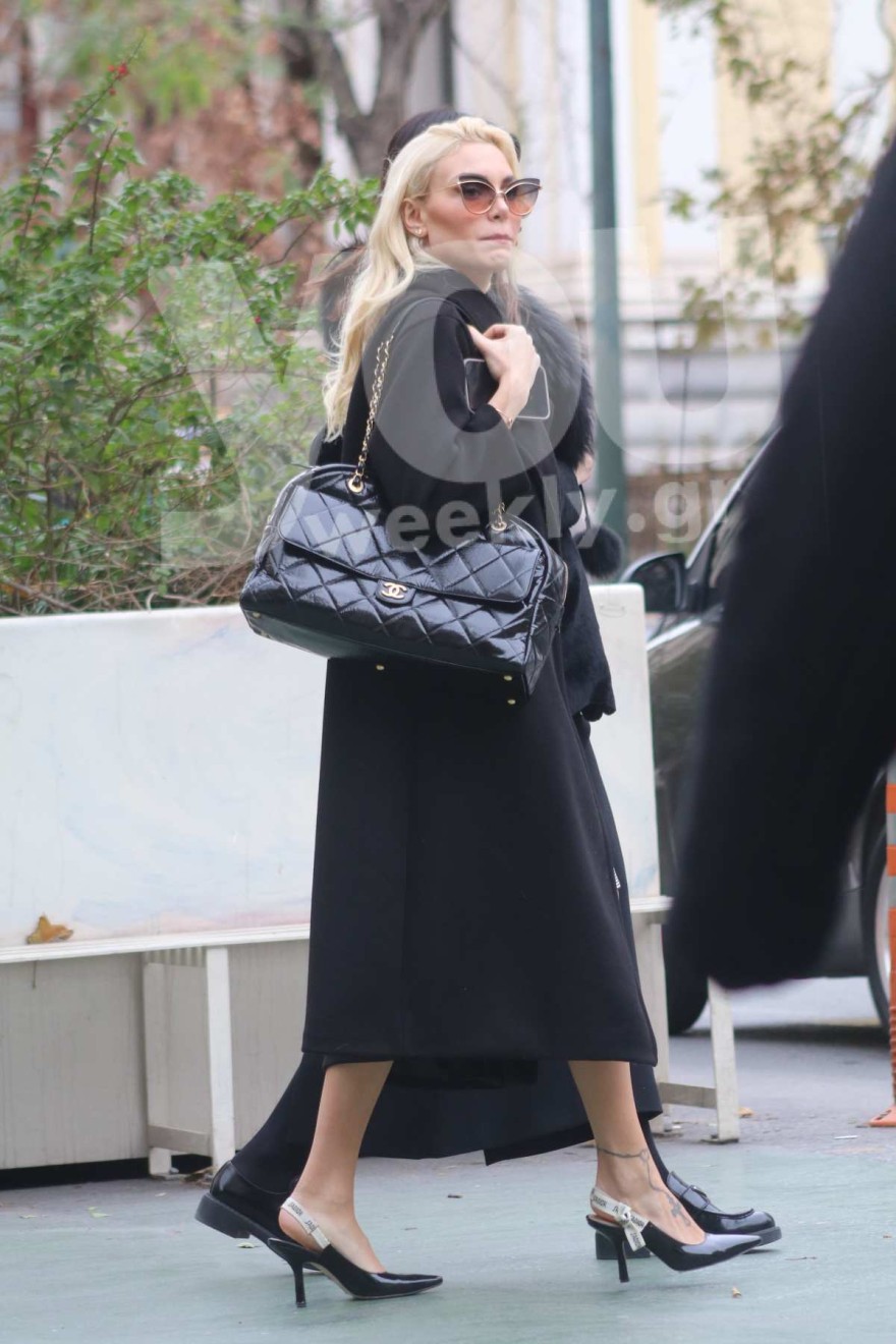 Η εντυπωσιακή εμφάνιση της Αλεξάνδρας Παναγιώταρου στο κέντρο της Αθήνας με τσάντα Chanel αξίας 4.736 ευρώ