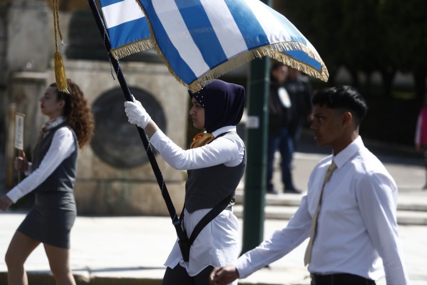 Μαθητική παρέλαση 24/3: Ρίγη συγκίνησης με την σημαιοφόρο που φορούσε μπούρκα (Φωτογραφίες)