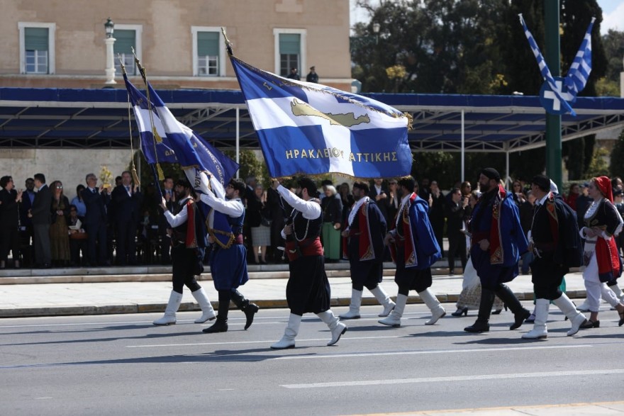 Μαθητική παρέλαση 24/3: Ρίγη συγκίνησης με την σημαιοφόρο που φορούσε μπούρκα κι όχι μόνο (Φωτογραφίες)