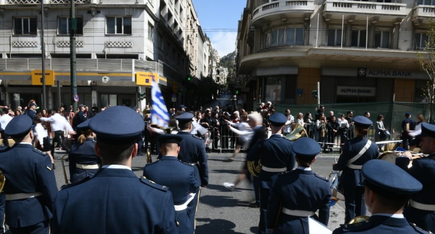 Μαθητική παρέλαση 24/3: Ρίγη συγκίνησης με την σημαιοφόρο που φορούσε μπούρκα κι όχι μόνο (Φωτογραφίες)