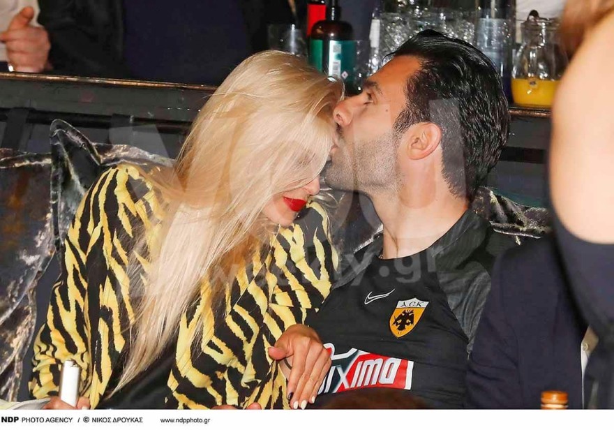 Βίκυ Κάβουρα - Γιώργος Τζαβέλλας: Τα τρυφερά φιλιά τους μπροστά στις κάμερες σε βραδινή έξοδο
