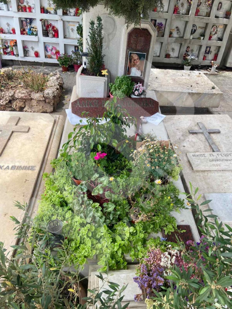 Το YOUWEEKLY στο Α' νεκροταφείο Αθηνών - Πως είναι εν έτει 2023 ο τάφος της Αλίκης Βουγιουκλάκη