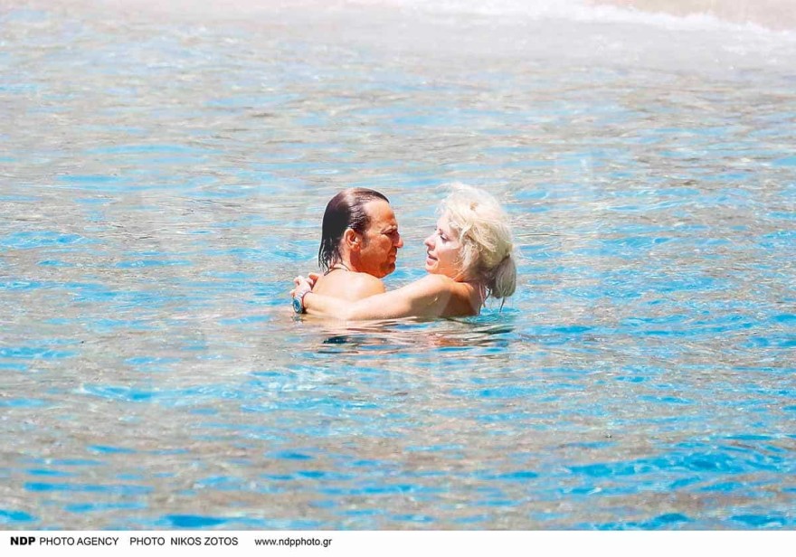 Επέτειος 14 χρόνων στη θάλασσα - Παθιασμένες αγκαλιές και φιλιά για Μενεγάκη και Ματέο στην ιδιωτική τους παραλία