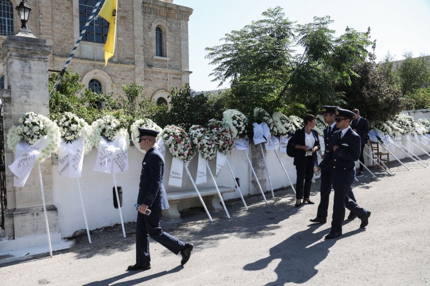 Κηδεία Χρήστου Μουλά: Τυλιγμένο με την ελληνική σημαία το φέρετρό του - Οι πρώτες φωτογραφίες