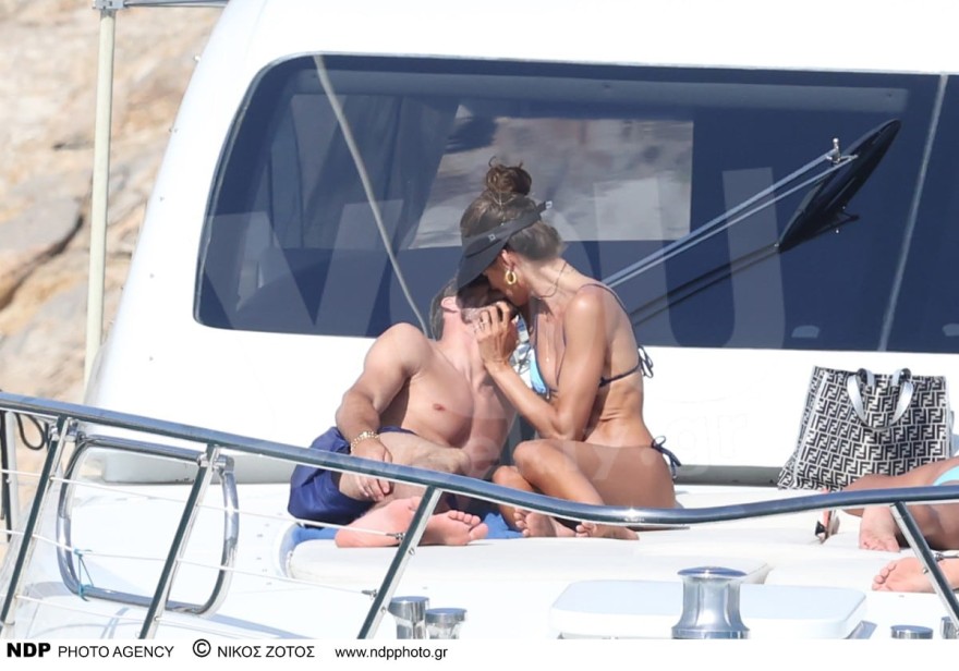 Αποκλειστικό φωτορεπορτάζ: Κόλασαν τη Μύκονο με τα παθιασμένα φιλιά τους στο σκάφος - Ασυγκράτητο το ζευγάρι