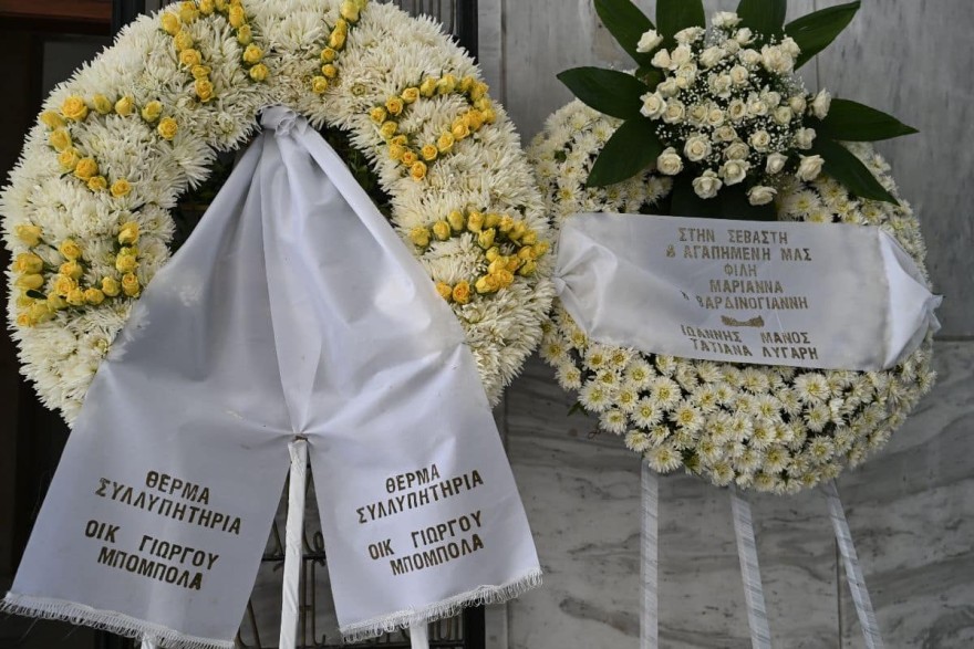 Κηδεία Μαριάννας Βαρδινογιάννη: Οι πρώτες εικόνες - Τα στεφάνια και οι συντετριμμένοι φίλοι και γνωστοί της