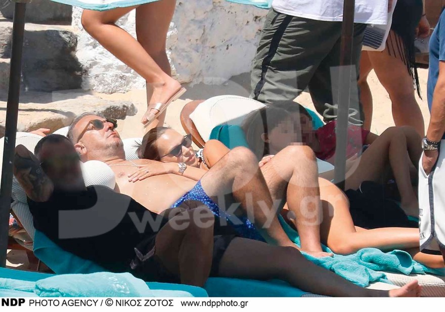 Υβόννη Μπόσνιακ: Με μικροσκοπικό μπικίνι σε παραλία της Μυκόνου - Οι αγκαλιές και τα τρυφέρα φιλιά με τον Αντώνη Ρέμο