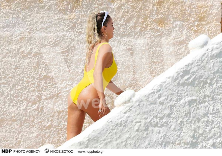 Με κίτρινο ολόσωμο μαγιό σε παραλία της Μυκόνου: Αποκλειστικές φωτογραφίες από τις διακοπές της Κατερίνας Στικούδη και του Βαγγέλη Σερίφη