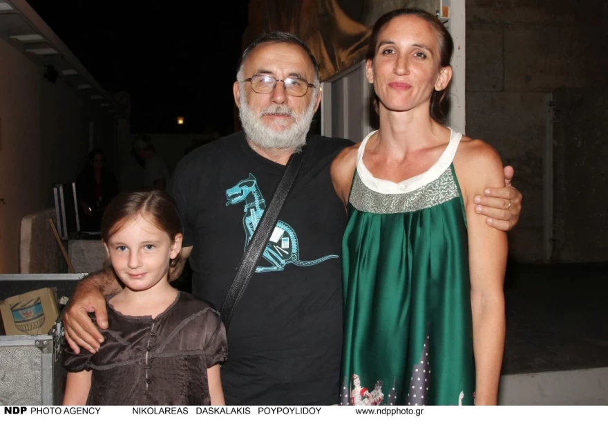 Ο Θάνος Μικρούτσικος με την κόρη του Σεσίλ και την εγγονή του 