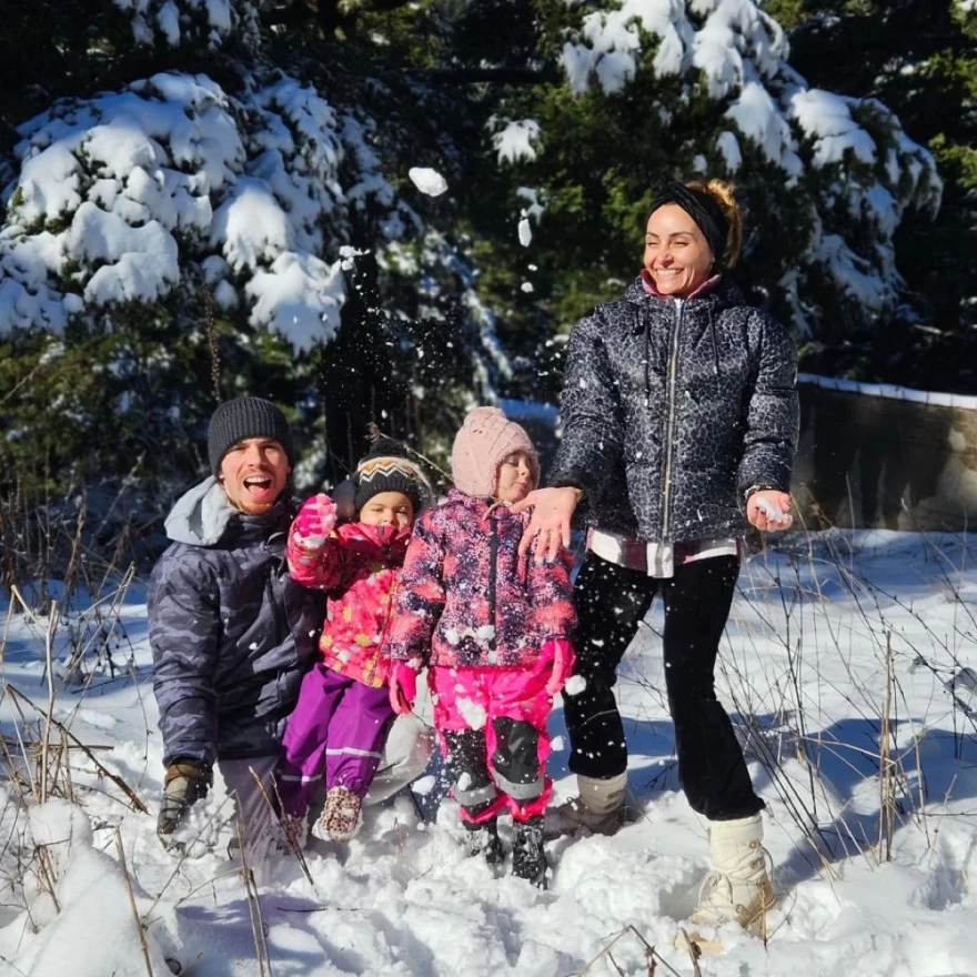 Ο Λευτέρης Πετρούνιας και η Βασιλική Μιλλούση στα χιόνια με τις κόρες τους