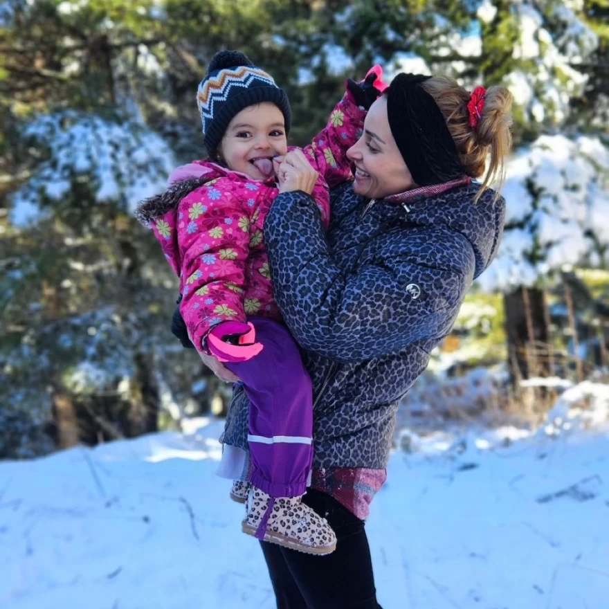 H Βασιλική Μιλλούση στα χιόνια με την κόρη της